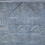 I due delfini che si guardano, uno di fronte all’altro: particolare dell'incisione su di una fontana a Pragelato 